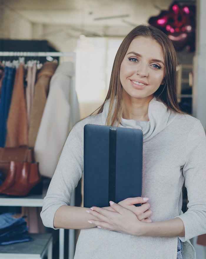 Lojista em sua loja de roupas